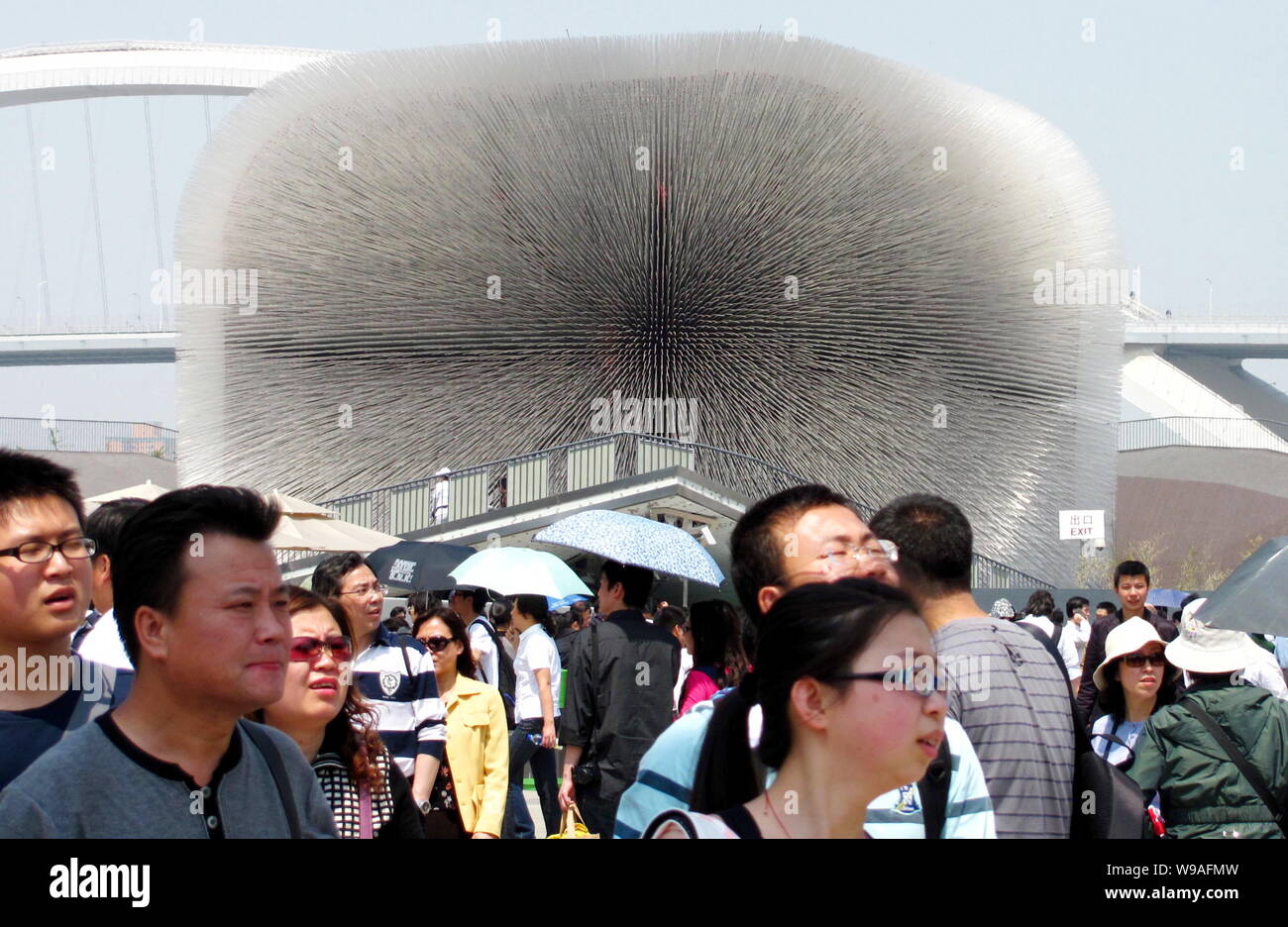 Shanghai crowds walk hi-res stock photography and images - Alamy
