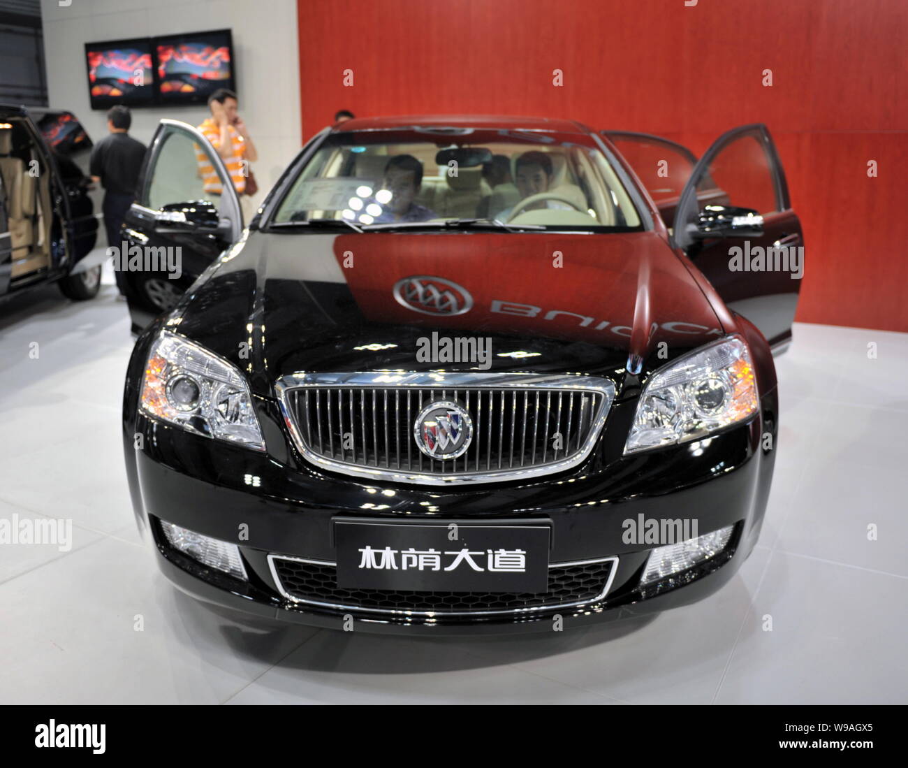 Park Ave Auto >> File Visitors Try A Buick Park Avenue During An Auto Show Park Ave Auto >> File Visitors Try A Buick Park Avenue During An Auto Show