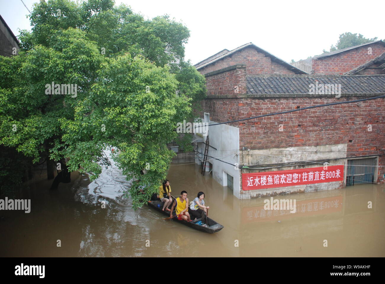 Local residents evacuate from flooded area in Xiangtan city, central Chinas Hunan province, June 25, 2010.   Floods in China have killed 377 people th Stock Photo