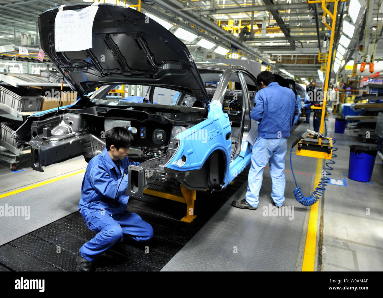 Chinese factory workers assemble Roewe 350 cars on the assembly line at the  auto plant of SAIC in Nanjing city, east Chinas Jiangsu province, 17 March  Stock Photo - Alamy