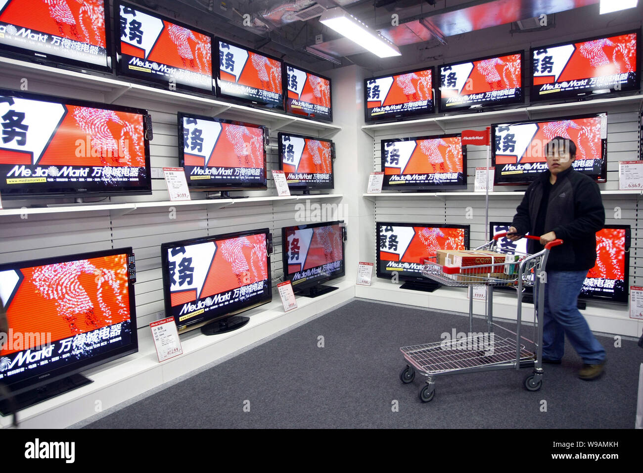 A Chinese customer shops for LCD televisions at the Media Markt store in  Shanghai, China, 17 November 2010. Leading European electronics goods retai  Stock Photo - Alamy