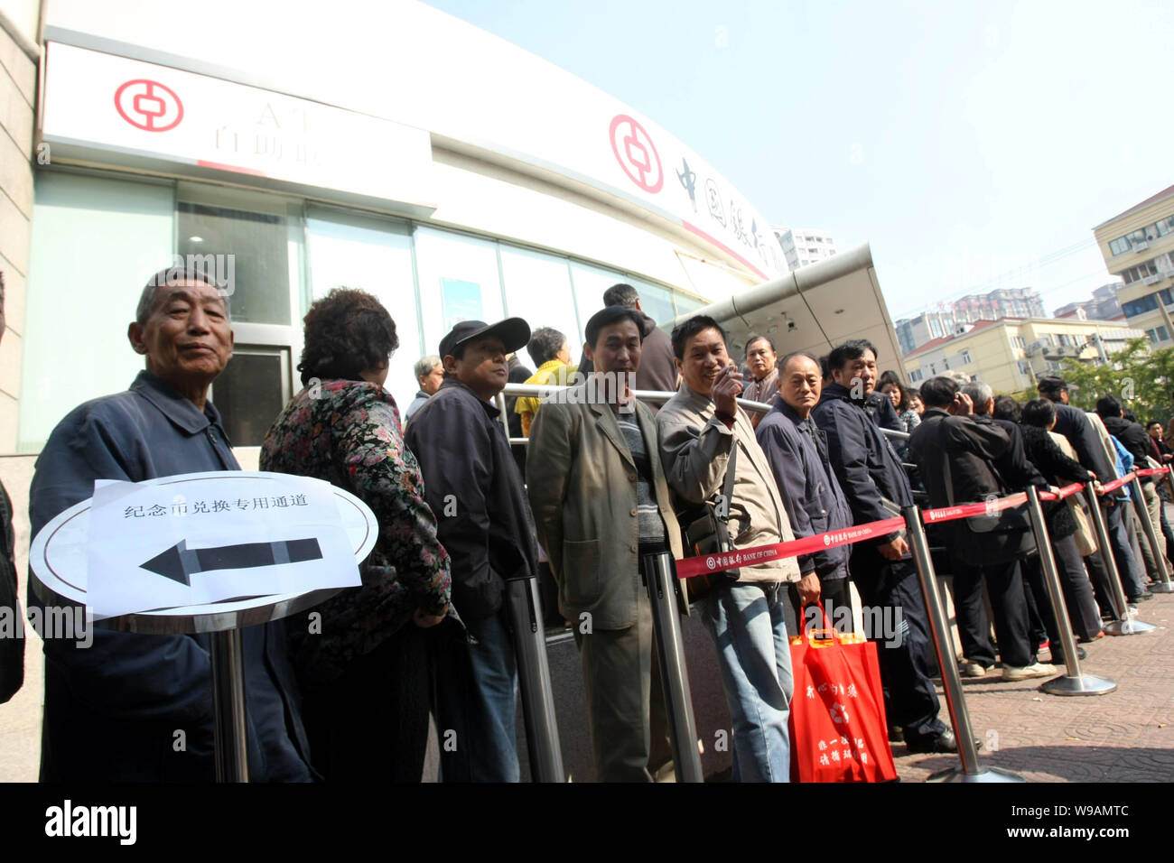 Queue Inchina Chinese bank queue hi-res stock photography and images - Alamy