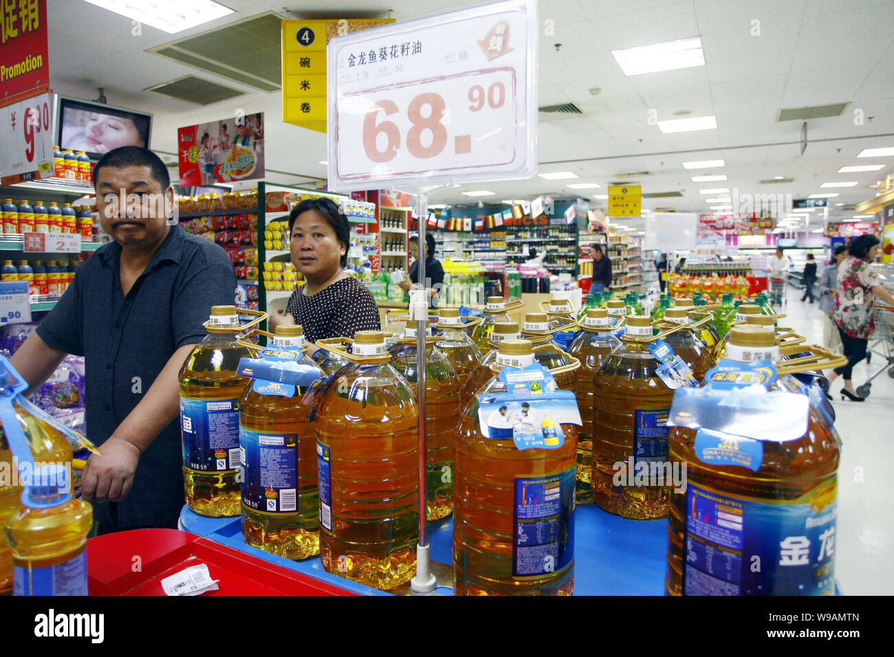 --FILE--Chinese customers shop for cooking oil at a supermarket in Shanghai, 22 October 2010.   Government-imposed pricing is the nuclear option of co Stock Photo
