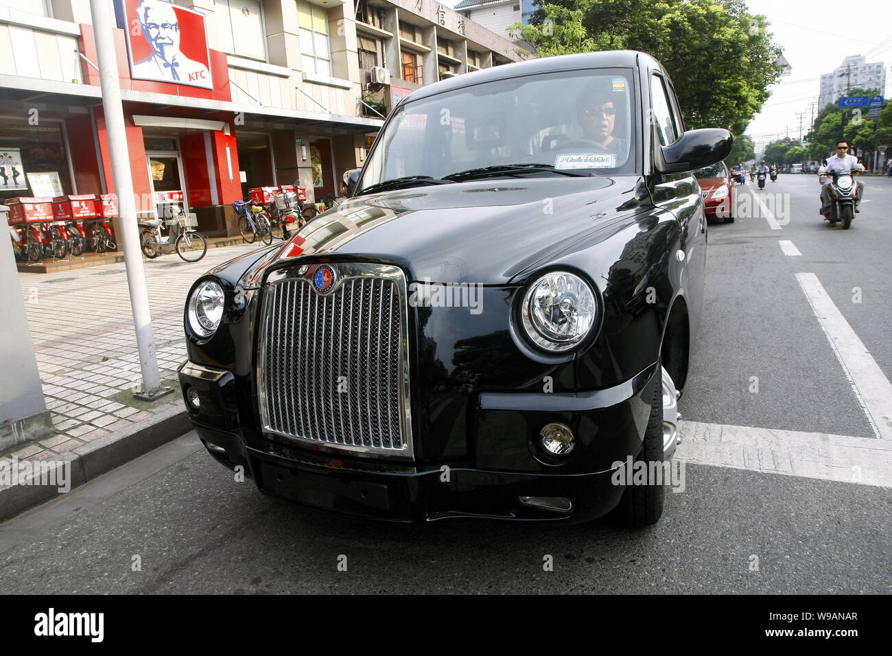 A Geely TX4 is seen in a street in Shanghai, China, July 21, 2010. Manganese Bronze Holdings Plc, maker of the iconic London black cab, wanted to ti Photo - Alamy