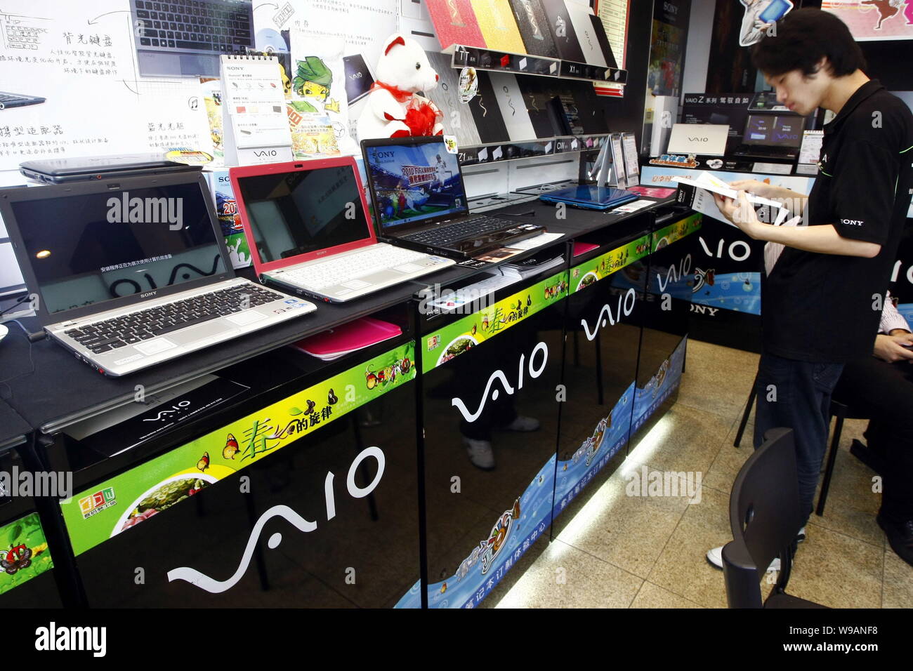 Sony VAIO laptop computers are for sale at a Sony store in Shanghai, China,  1 July 2010. Japanese electronics giant Sony has announced to recall 55  Stock Photo - Alamy