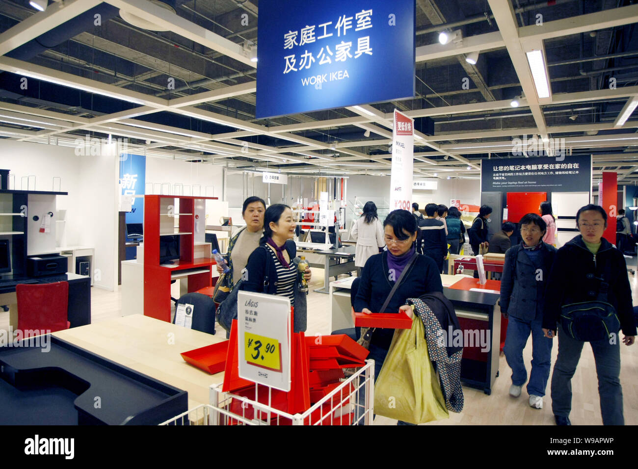 reactie moeilijk paradijs FILE--Chinese customers shop for furniture at an IKEA store in Shanghai,  China, 26 November 2009. Ikea, whose biggest Asian store is in China, pla  Stock Photo - Alamy