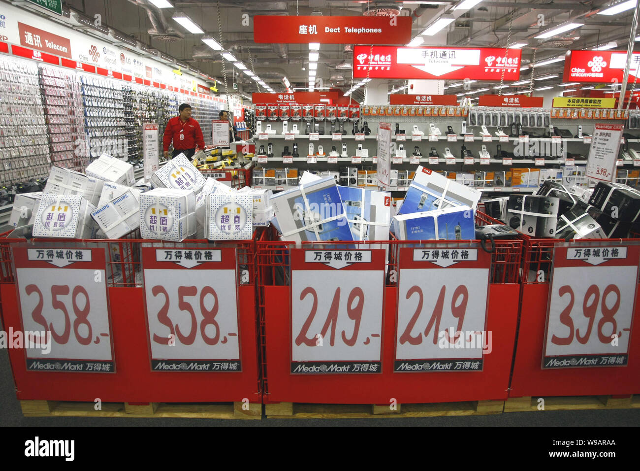 AMSTERDAM, NETHERLANDS - JULY 8, 2017: People walk by Media Markt store in  Amsterdam. Media Markt is the largest consumer electronics store chain in E  Stock Photo - Alamy