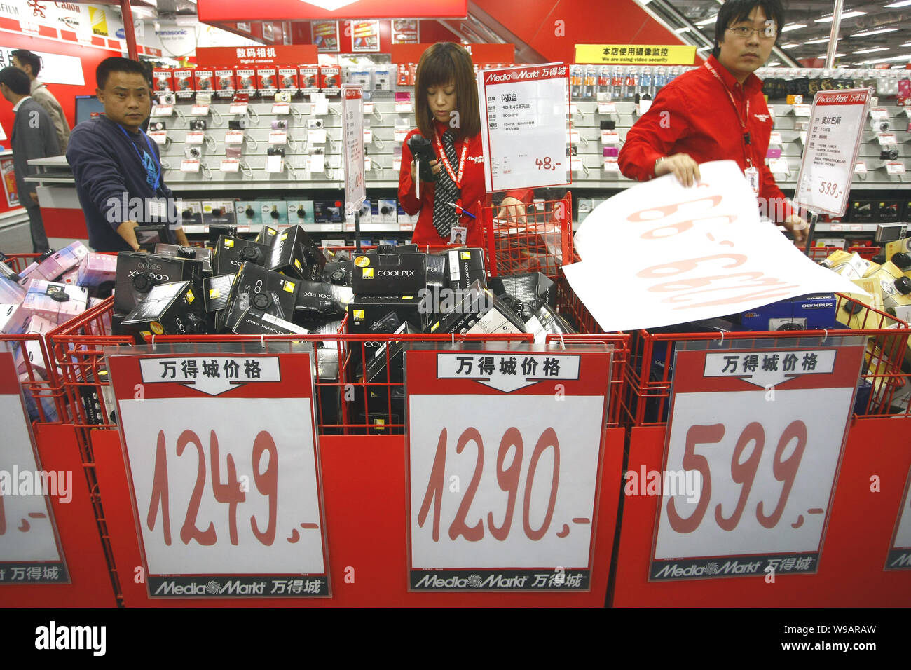 appel Immuniteit Genre Chinese staff arrange electronic products at a Media Markt store in  Shanghai, China, November 17, 2010. Leading European electronics goods  retailer Stock Photo - Alamy