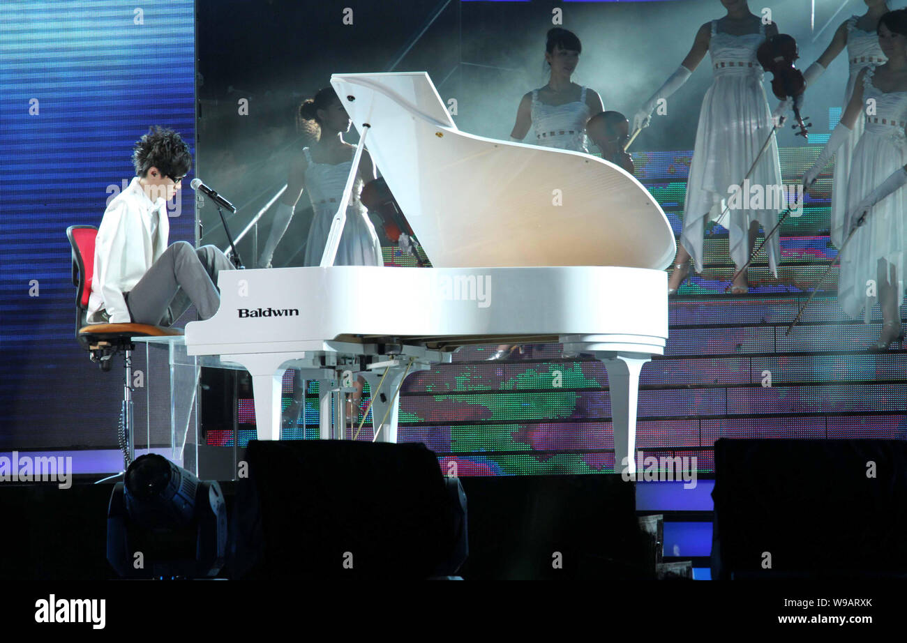 Chinese armless pianist Liu Wei plays piano with his feet during the final  of Chinas Got Talent 2010 at the Shanghai Stadium in Shanghai, China, 10 Oc  Stock Photo - Alamy