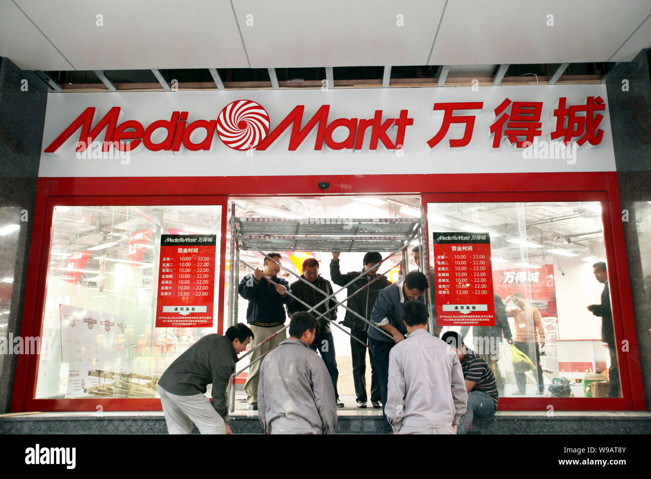 AMSTERDAM, NETHERLANDS - JULY 8, 2017: People walk by Media Markt store in  Amsterdam. Media Markt is the largest consumer electronics store chain in E  Stock Photo - Alamy