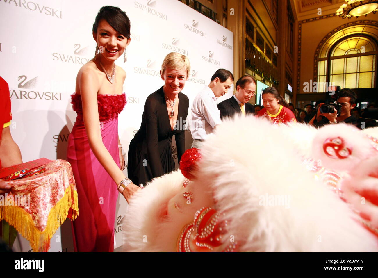 Former Miss World winner Zhang Zilin, left, and Allison Pyrah, second left,  Vice President of Operations of Swarovski Consumer Goods Business in Great  Stock Photo - Alamy