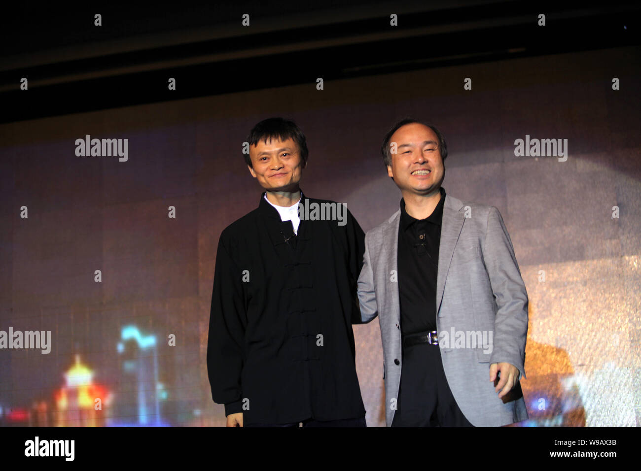 Jack Ma (Ma Yun), left, Chairman and CEO of Alibaba Group, and Masayoshi Son,  CEO of Softbank Capital and SoftBank Mobile, pose during a press confere  Stock Photo - Alamy