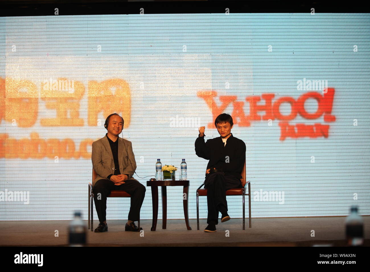 Jack Ma (Ma Yun), right, Chairman and CEO of Alibaba Group, and Masayoshi  Son, CEO of Softbank Capital and SoftBank Mobile, speak during a press  confe Stock Photo - Alamy