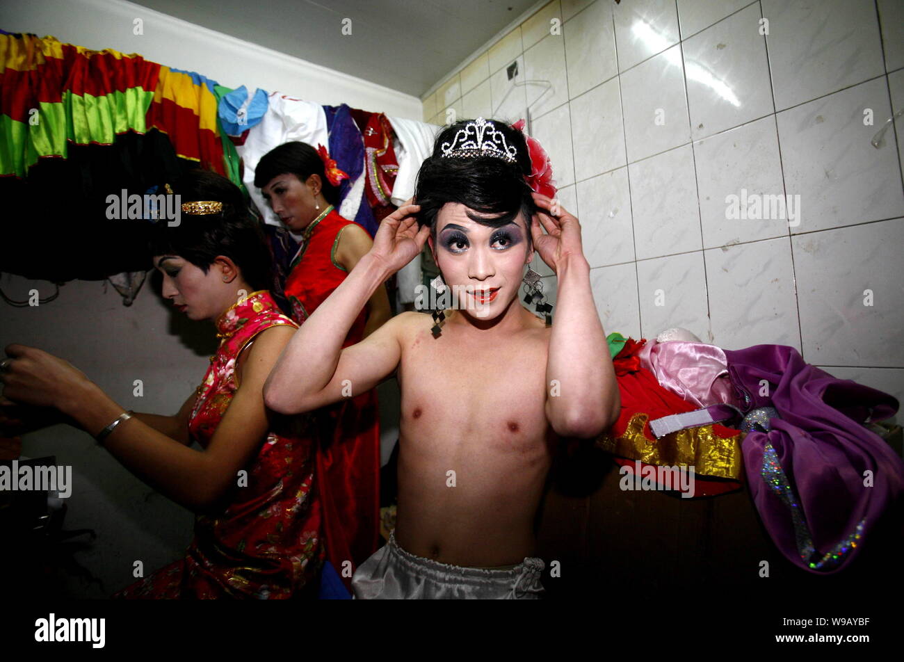 Gay handjob in Kunming