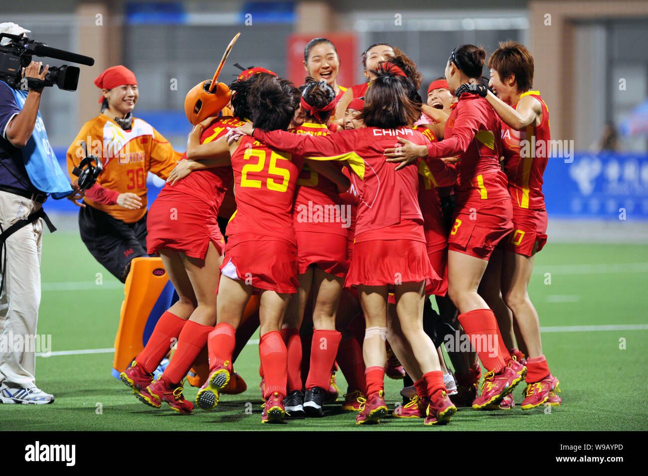 Team of China celebrates the victory over South Korea in the womens field hockey finals at the 16th Asian Games in Guangzhou city, south Chinas Guangd Stock Photo