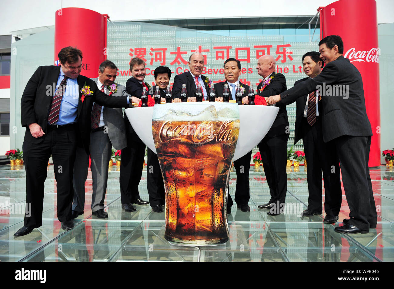 Muhtar Kent, center, Chairman and CEO of The CocaCola Company, Clive