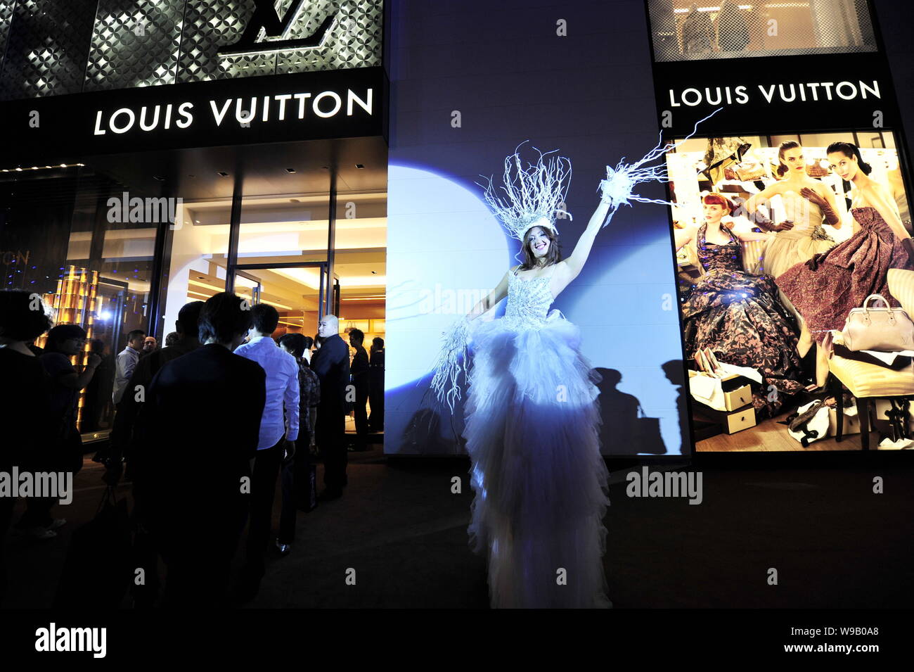 An entertainer performs during the opening ceremony of the Louis Vuitton  flagship store at the Chengdu Yanlord Landmark mall in Chengdu city,  southwes Stock Photo - Alamy
