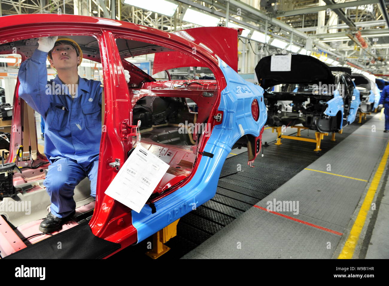 Chinese factory workers assemble Roewe 350 cars on the assembly line at ...