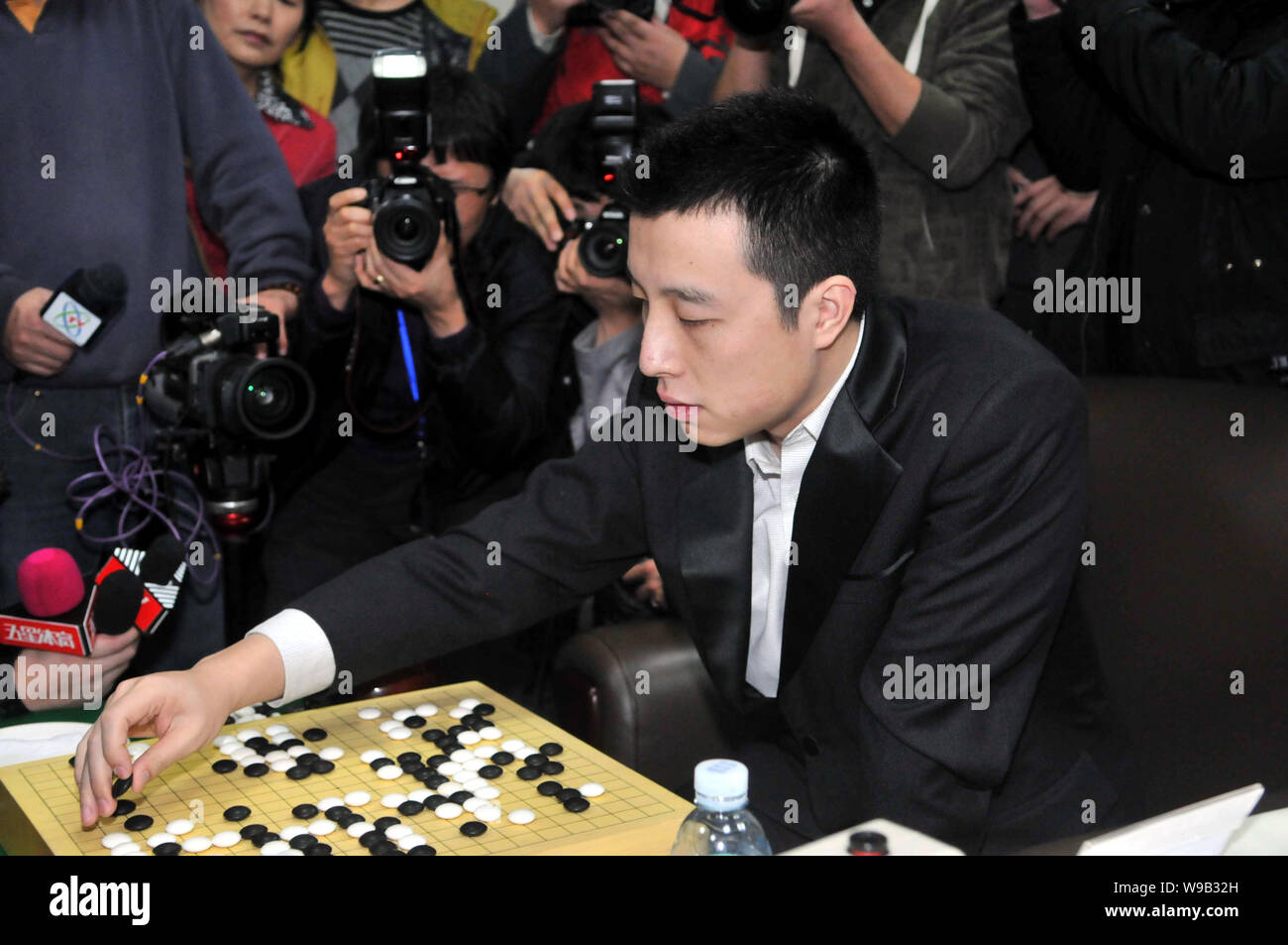 Chinese Go Chess Player Gu Li 9 Dan Competes Against South Korean Go Chess Player Lee Chang Ho 9 Dan Unseen During The 11th Nongshim Cup Go Cont Stock Photo Alamy