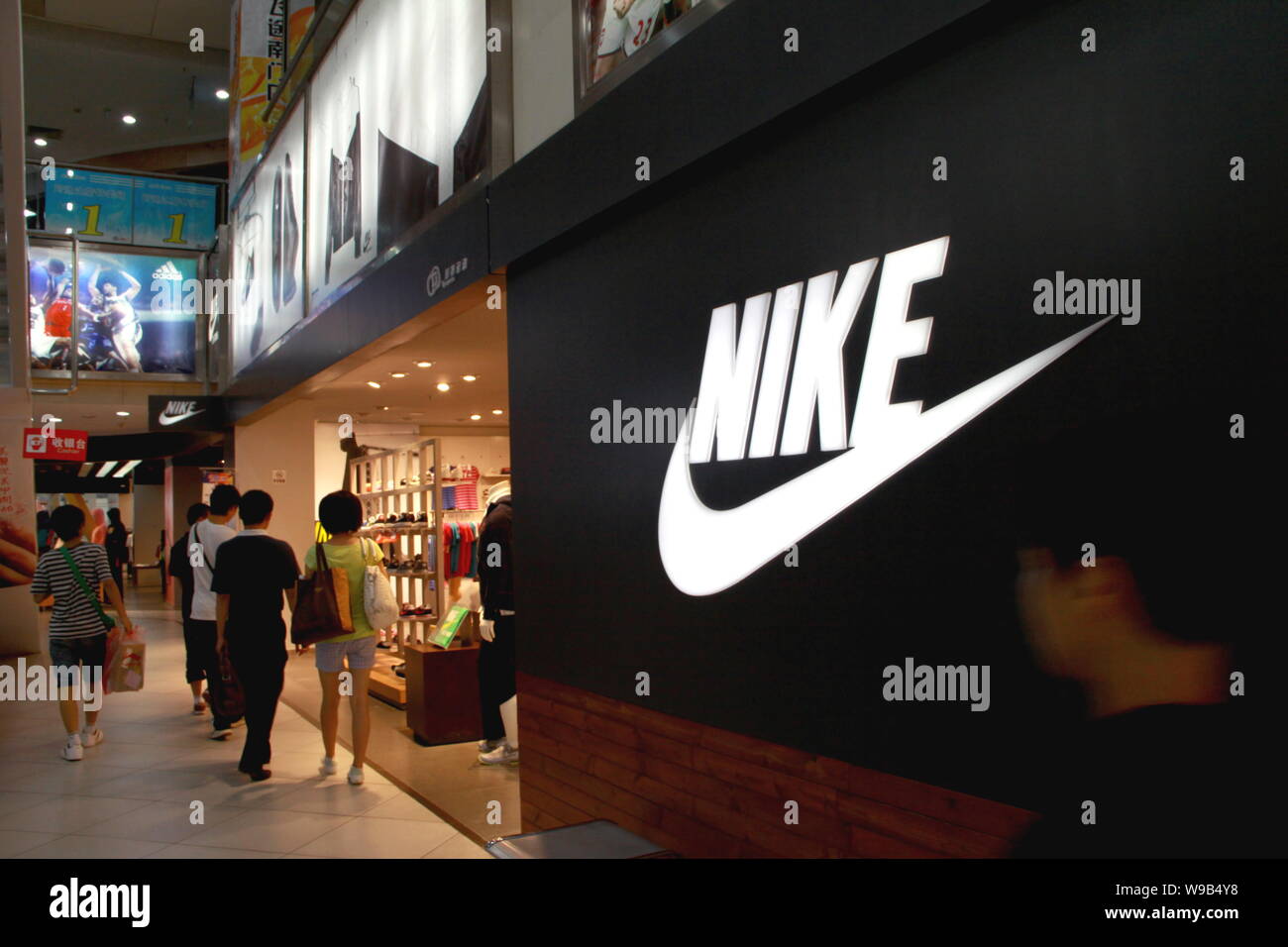 Nike store hi-res stock photography and images - Page 2 - Alamy