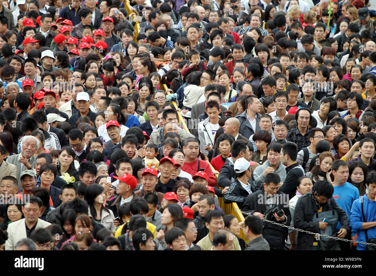 Crowds of visitors queue up to enter the World Expo Park in Shanghai, China, 24 October 2010.   More than 70 million people have visited the 2010 Worl Stock Photo