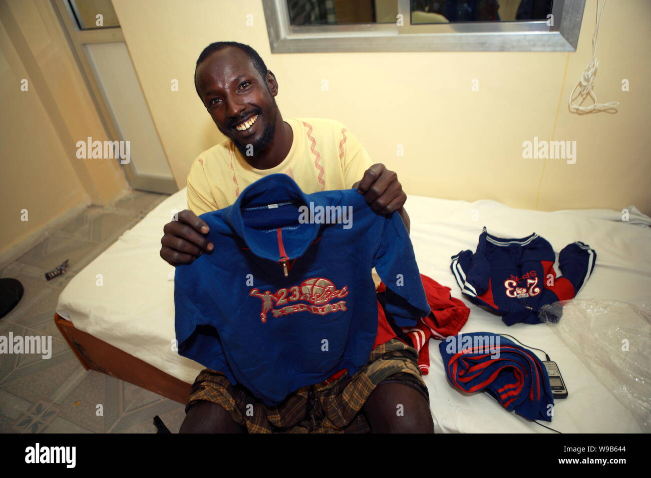 A Somali mercenary shows clothes he bought for his three children at a hotel in Garowe, Puntland State, Somalia, 17 January 2009   Two young Chinese j Stock Photo