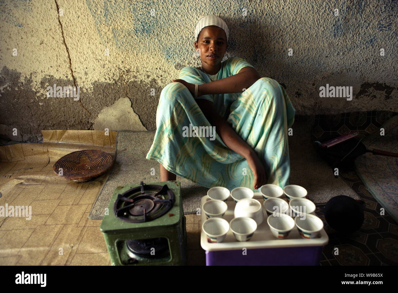 A Somali woman sells Ethiopian coffee cooked by indigenous method in Somalia, 14 January 2009.   Two young Chinese journalists were sent to Somalia in Stock Photo