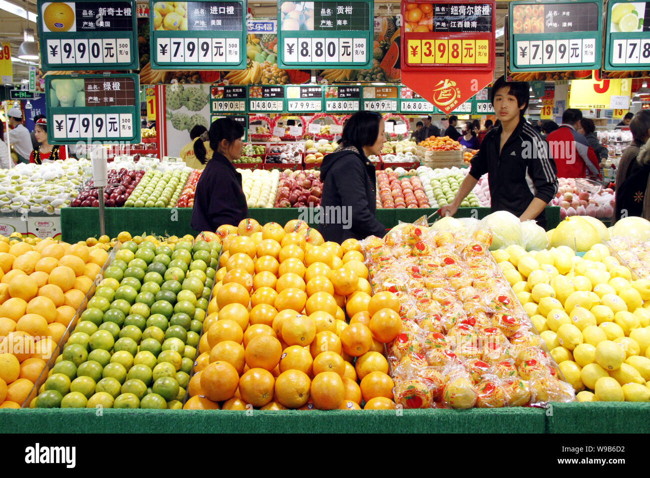 Chinese customers shop for fruits at a supermarket in Nanjing city, east Chinas Jiangsu province, 7 November 2010.   Chinas consumer price index (CPI) Stock Photo