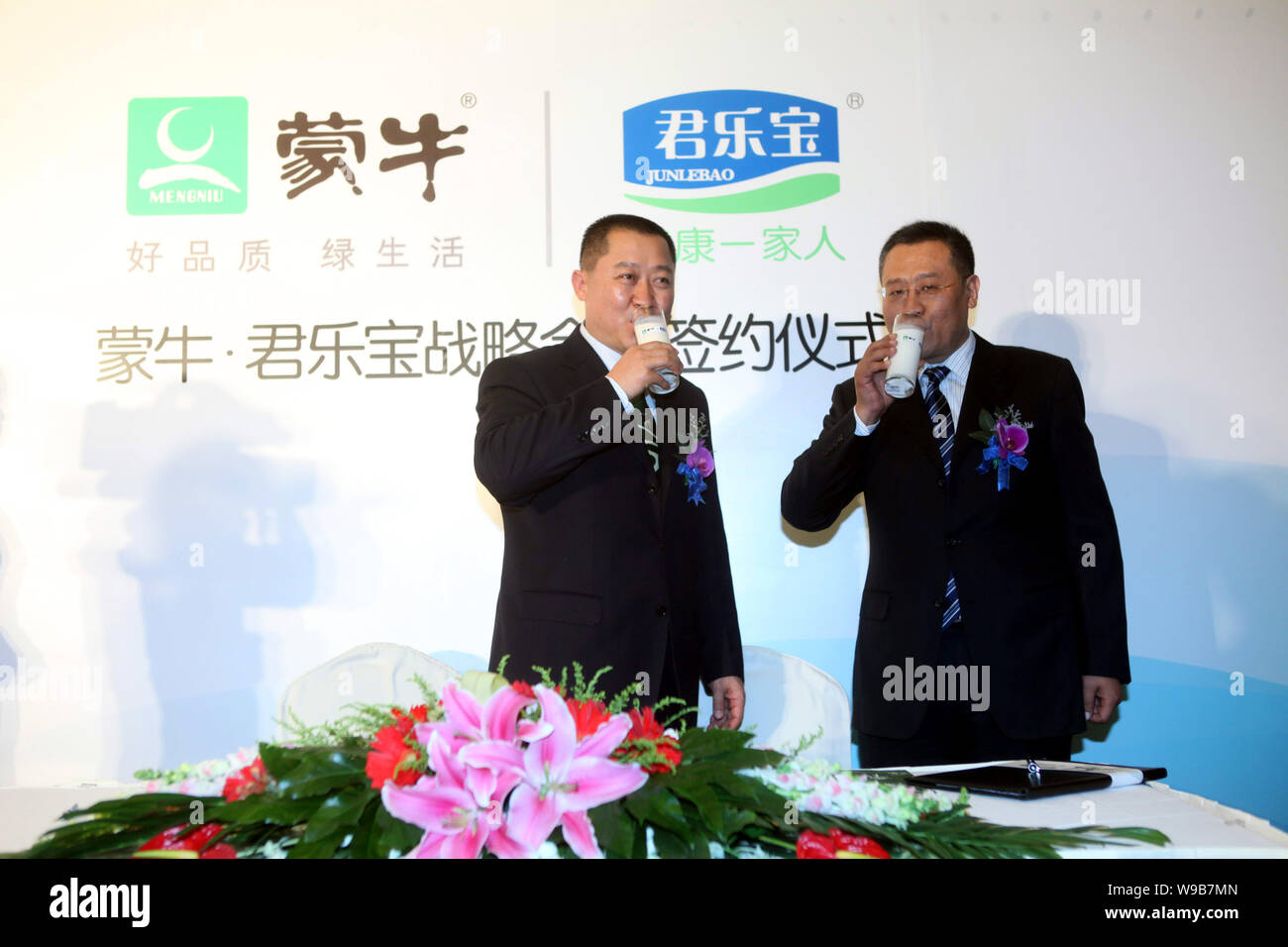 Yang Wenjun, left, President of Mengniu Group, and Wei Lihua, Chairman of Junlebao Dairy Co