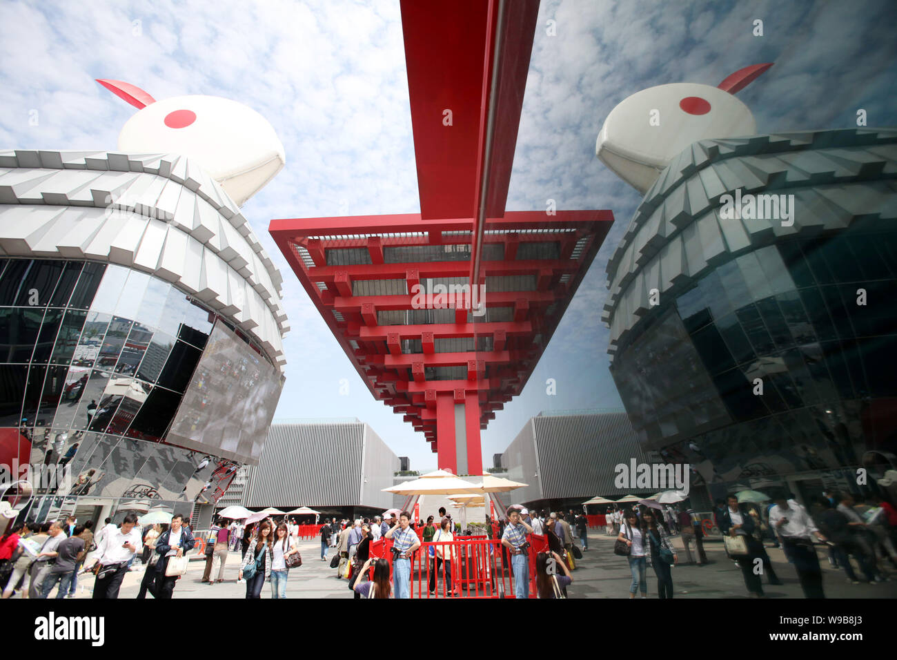 Shanghai china visitors walk hi-res stock photography and images - Alamy