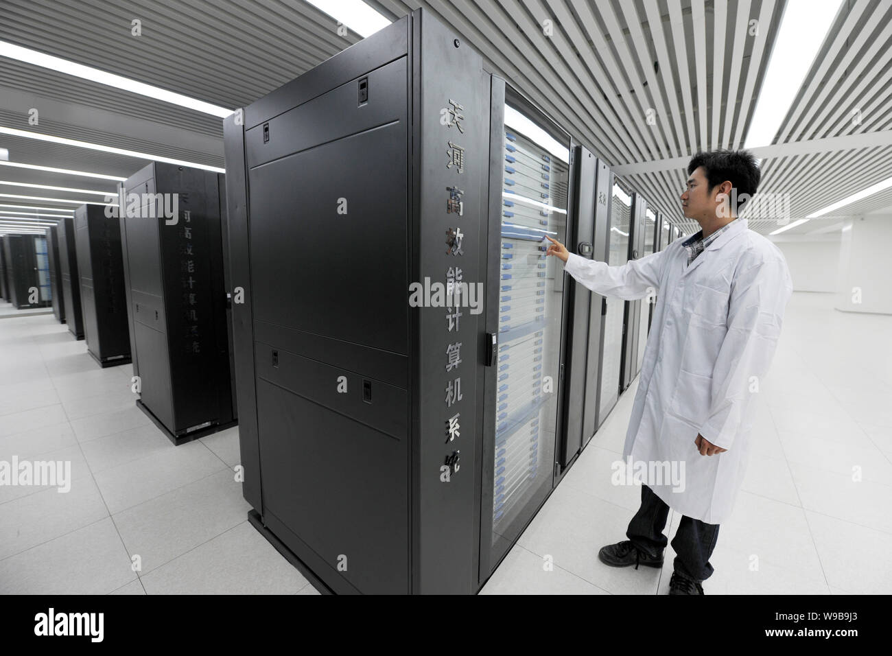 --FILE--A Chinese researcher checks the Tianhe-1A supercomputer at the National Supercomputer Center in Tianjin, China, 13 September 2010.   Chinas Ti Stock Photo