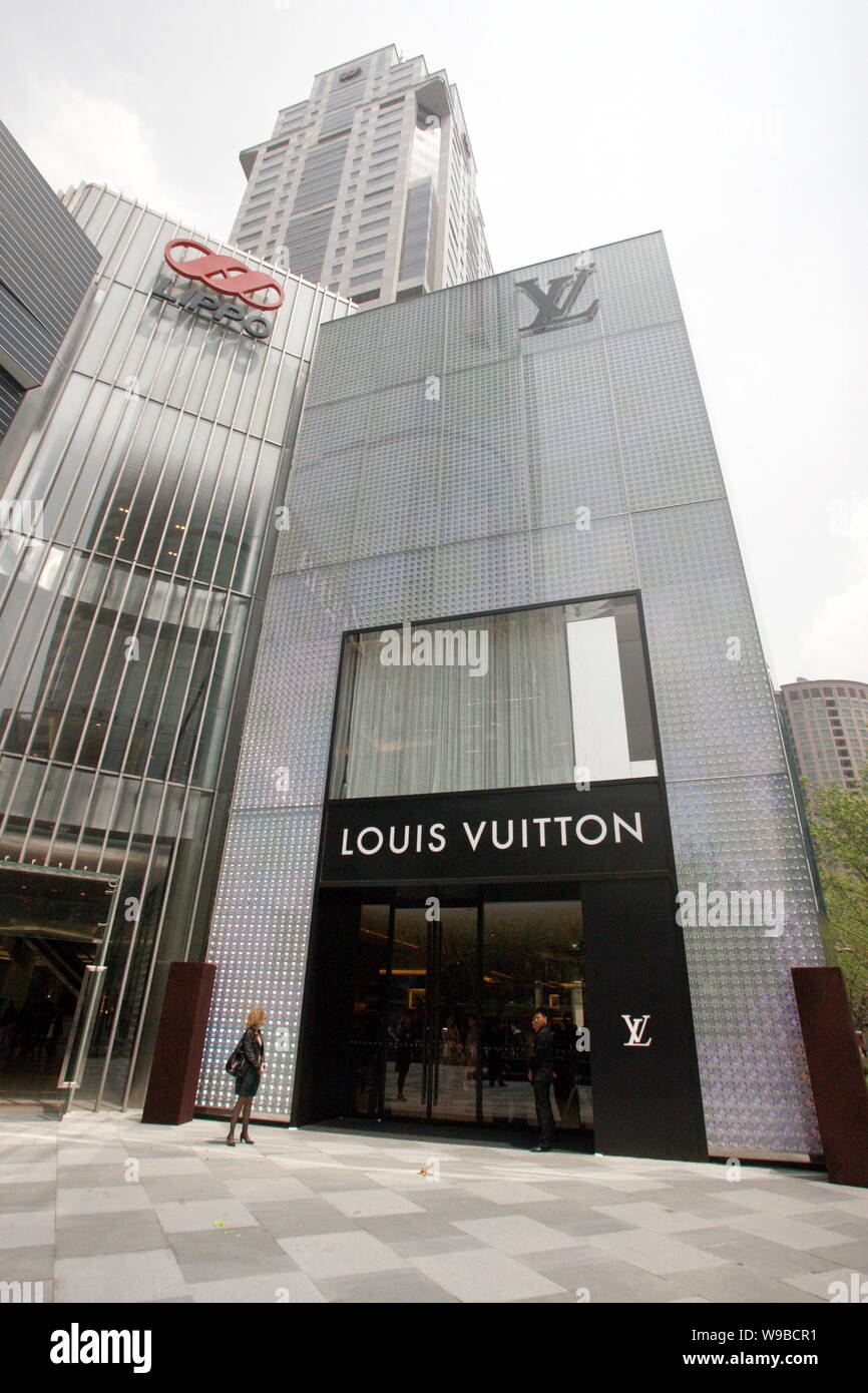 Louis Vuitton Store in Dubai Mall, Panoramic View Editorial Stock Image -  Image of brand, outlet: 172283119