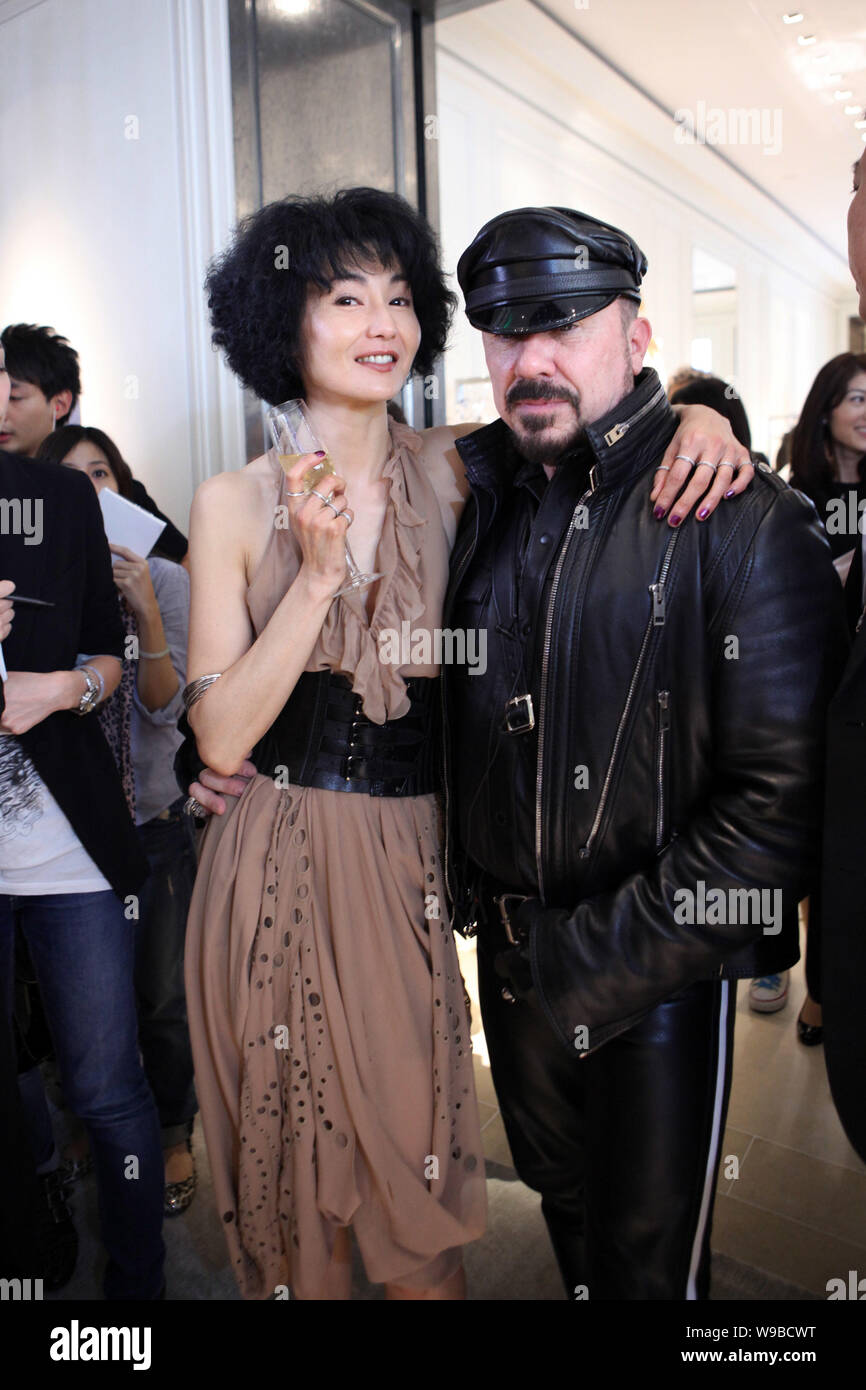 Hong Kong actress Maggie Cheung (L) and architect and designer Peter Marino  are seen during the opening ceremony of Dior flagship store at the Plaza 6  Stock Photo - Alamy