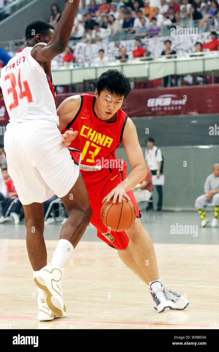 Chinas Su Wei, right, tries to break through NBA basketball player Hasheem  Thabeet of the Memphis Grizzlies in a basketball match between the Chinese  Stock Photo - Alamy
