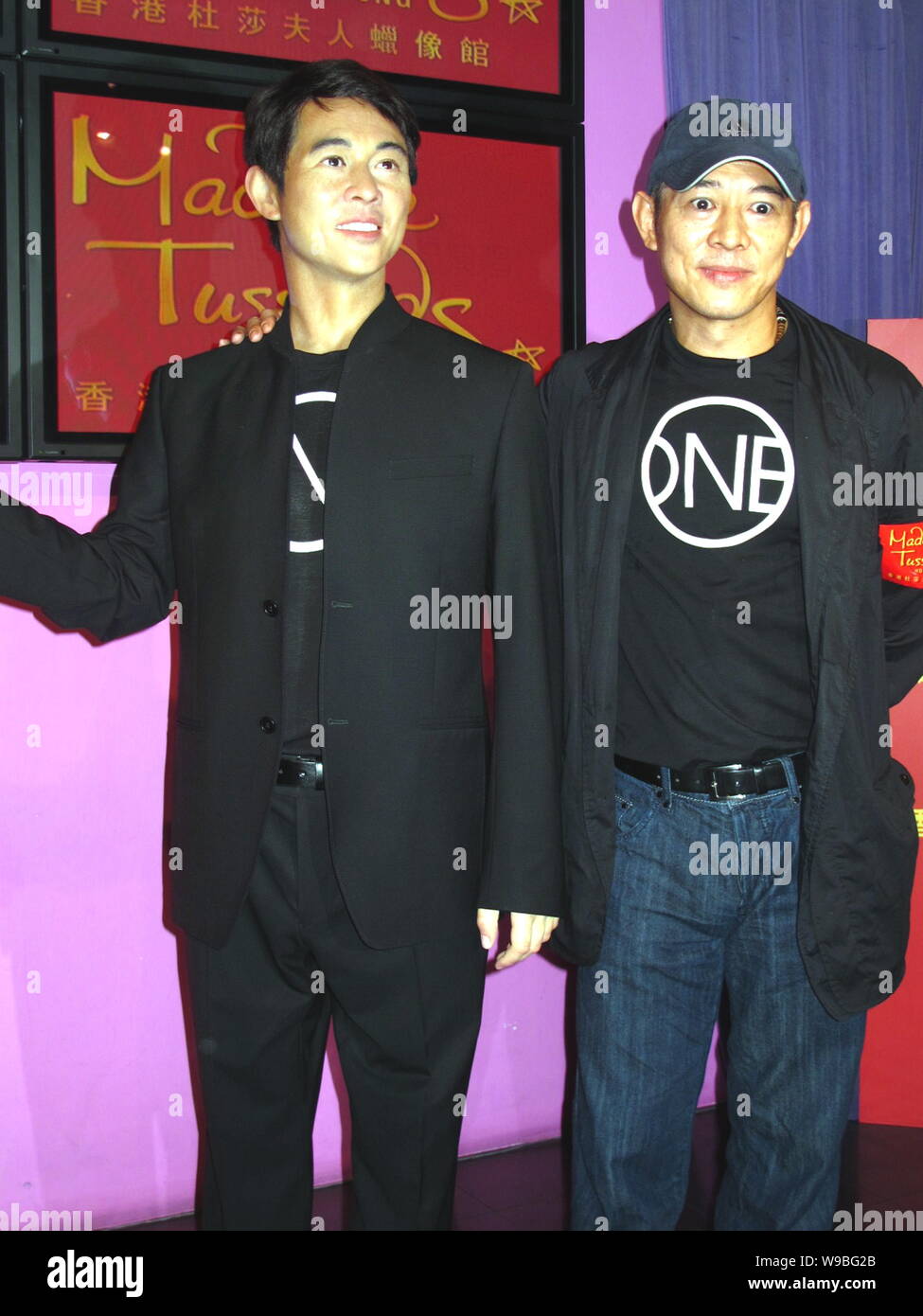 Jet Li Mad Chinese kungfu star Jet Li poses beside his own wax figure at the ...