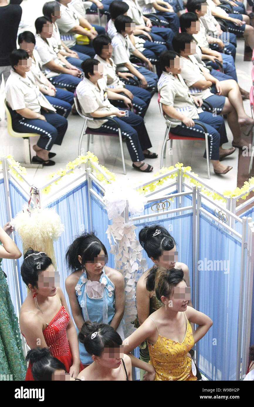 Chinese female inmates wait to present outfits during a fashion show featuring low-carbon lifestyle at the Womens Prison in Zhengzhou, Central Chinas Stock Photo