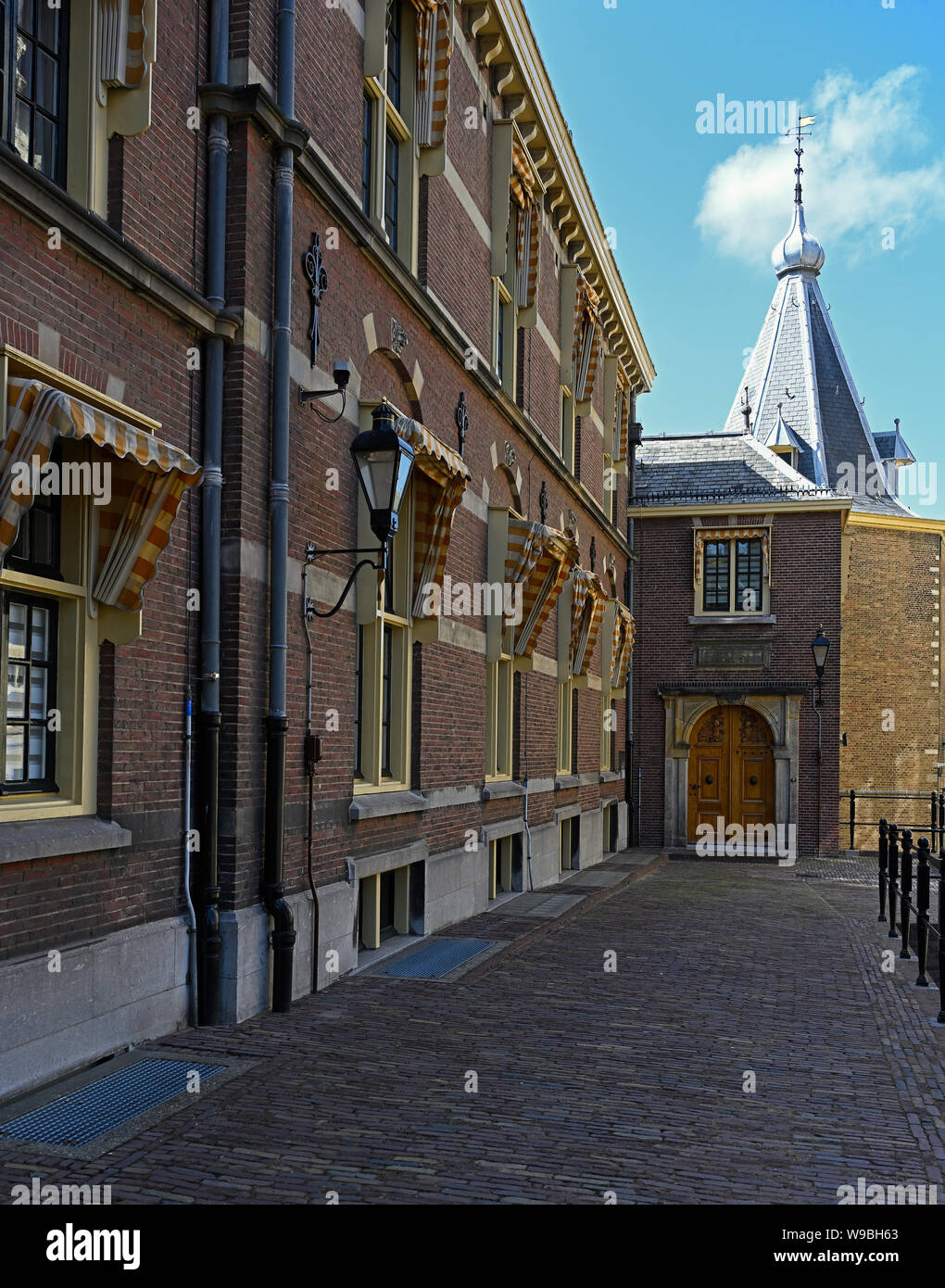 den haag, netherlands - 2019.08.07:  entrance of the offices of the dutch prime minister at binnenhof (torentje) Stock Photo