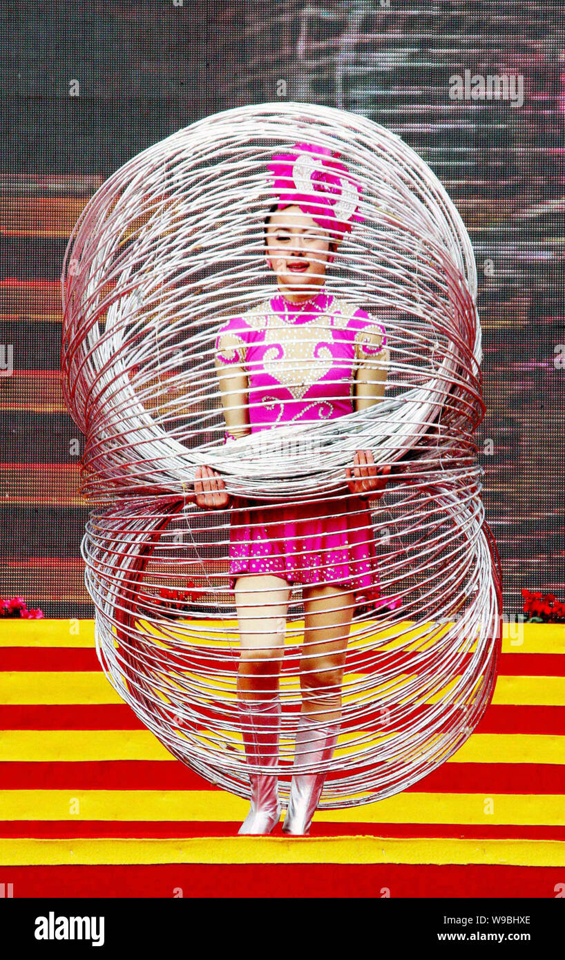 Jin Linlin, hula hoop Guinness World Records keeper, spins hula hoops  around her body during a performance in Dexing city, east Chinas Jiangxi  Provinc Stock Photo - Alamy