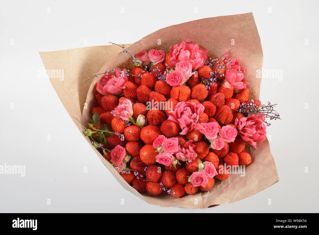 Strawberry with pink flowers hi-res stock photography and images - Alamy