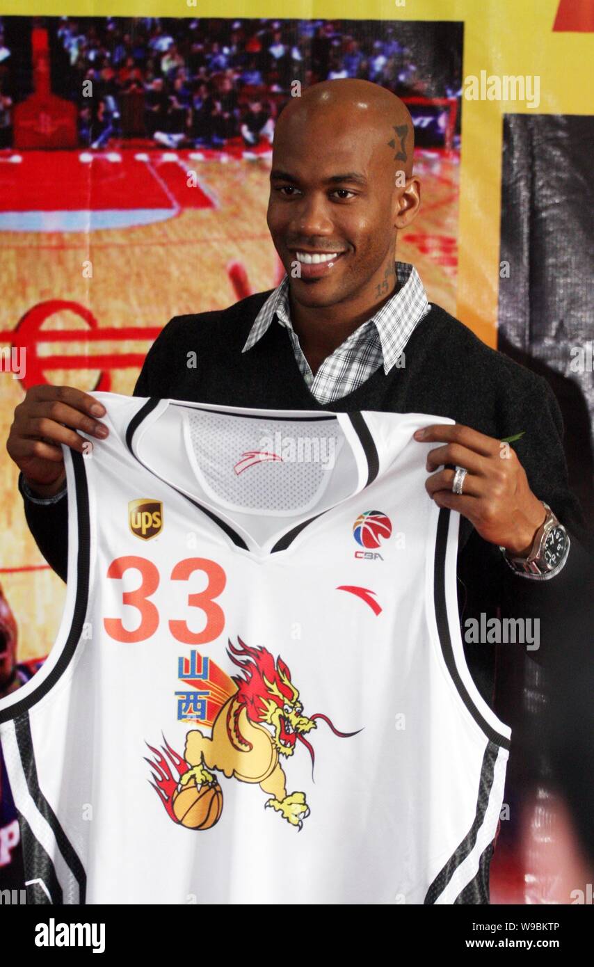Two-time NBA All-star guard Stephon Marbury shows his new jersey at a press  conference after he signed a contract with the Chinese Basketball Associat  Stock Photo - Alamy