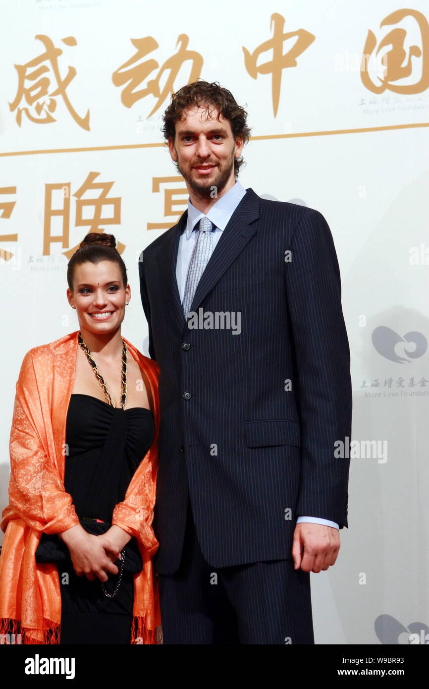 Spanish NBA basketball player Pau Gasol of the Los Angeles Lakers and his  girlfriend Silvia Lopez arrive at a charity auction banquet in Beijing,  Chin Stock Photo - Alamy