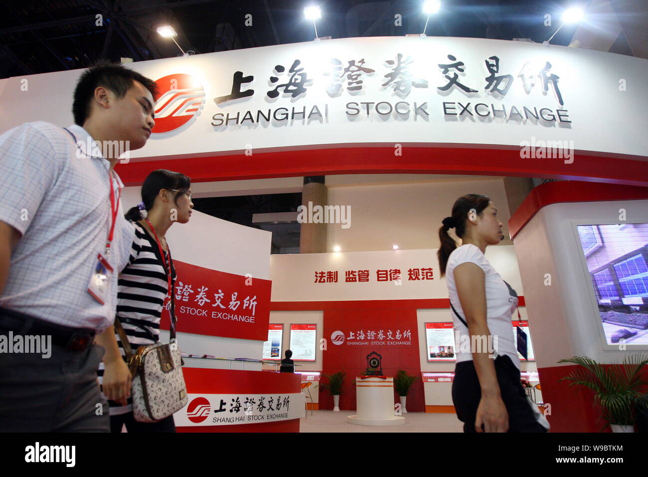 Young visitors walk past hi-res stock photography and images - Alamy