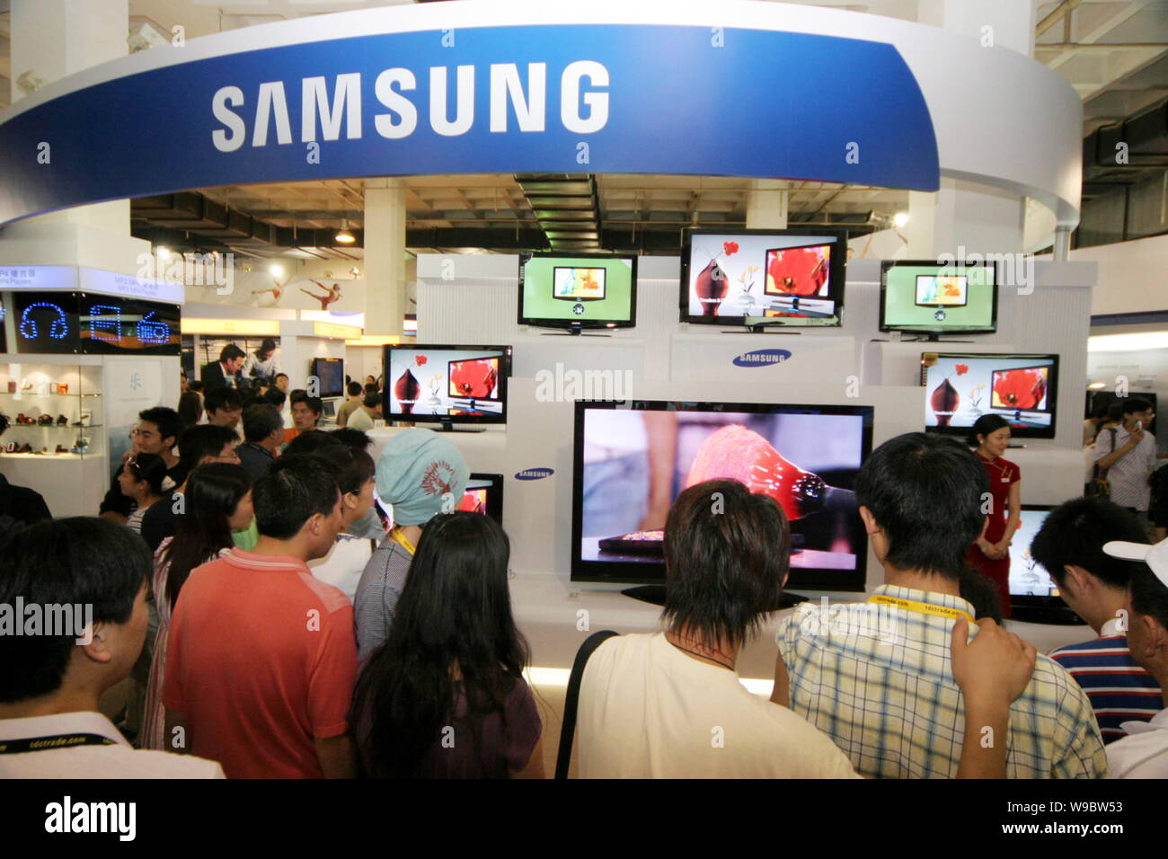 --FILE--Chinese visitors look at Samsung LCD televisions during an exhibition in Beijing, China, 27 May 2007.   Samsung Electronics, the worlds larges Stock Photo
