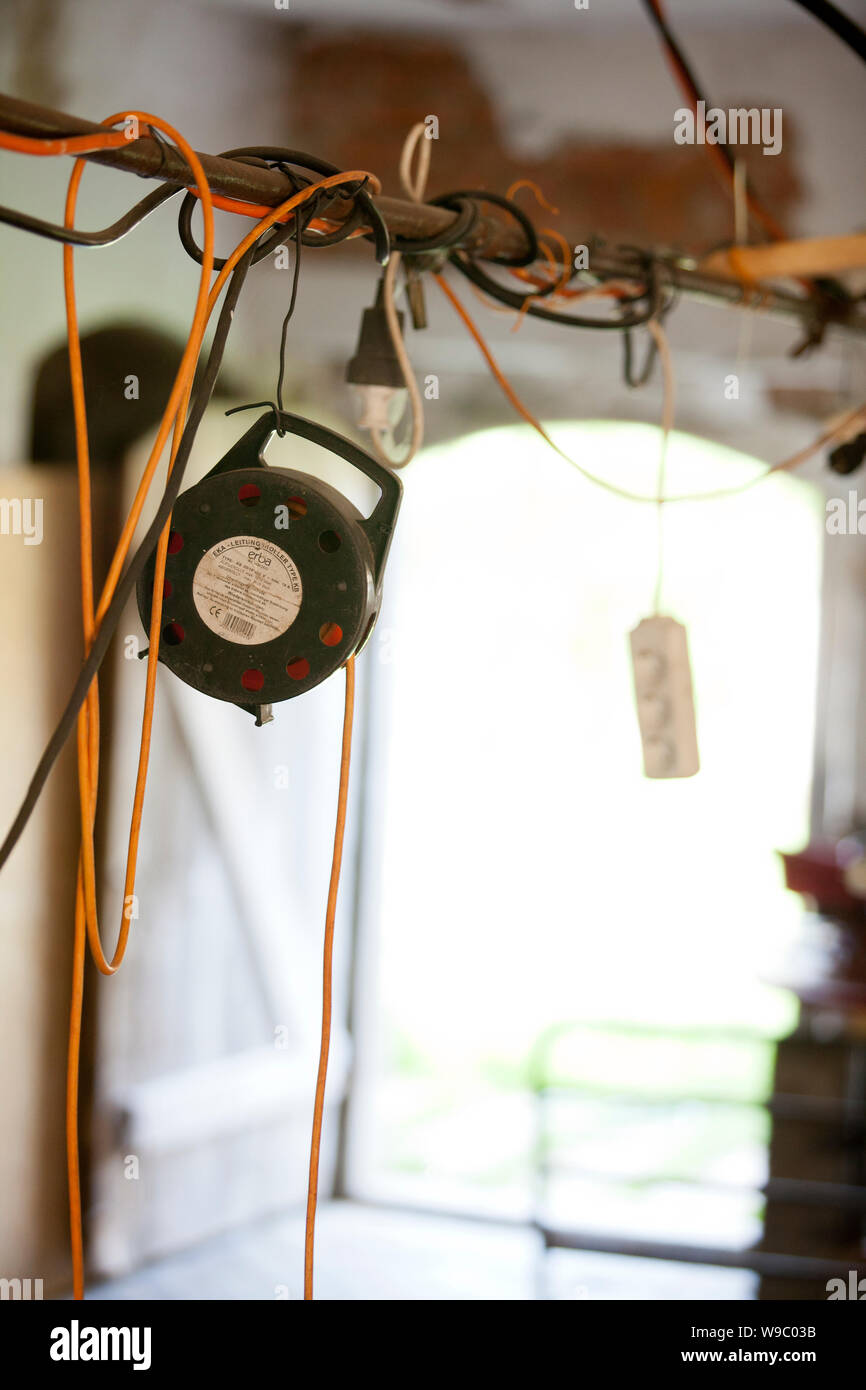 Hanging electric wires hires stock photography and images Alamy