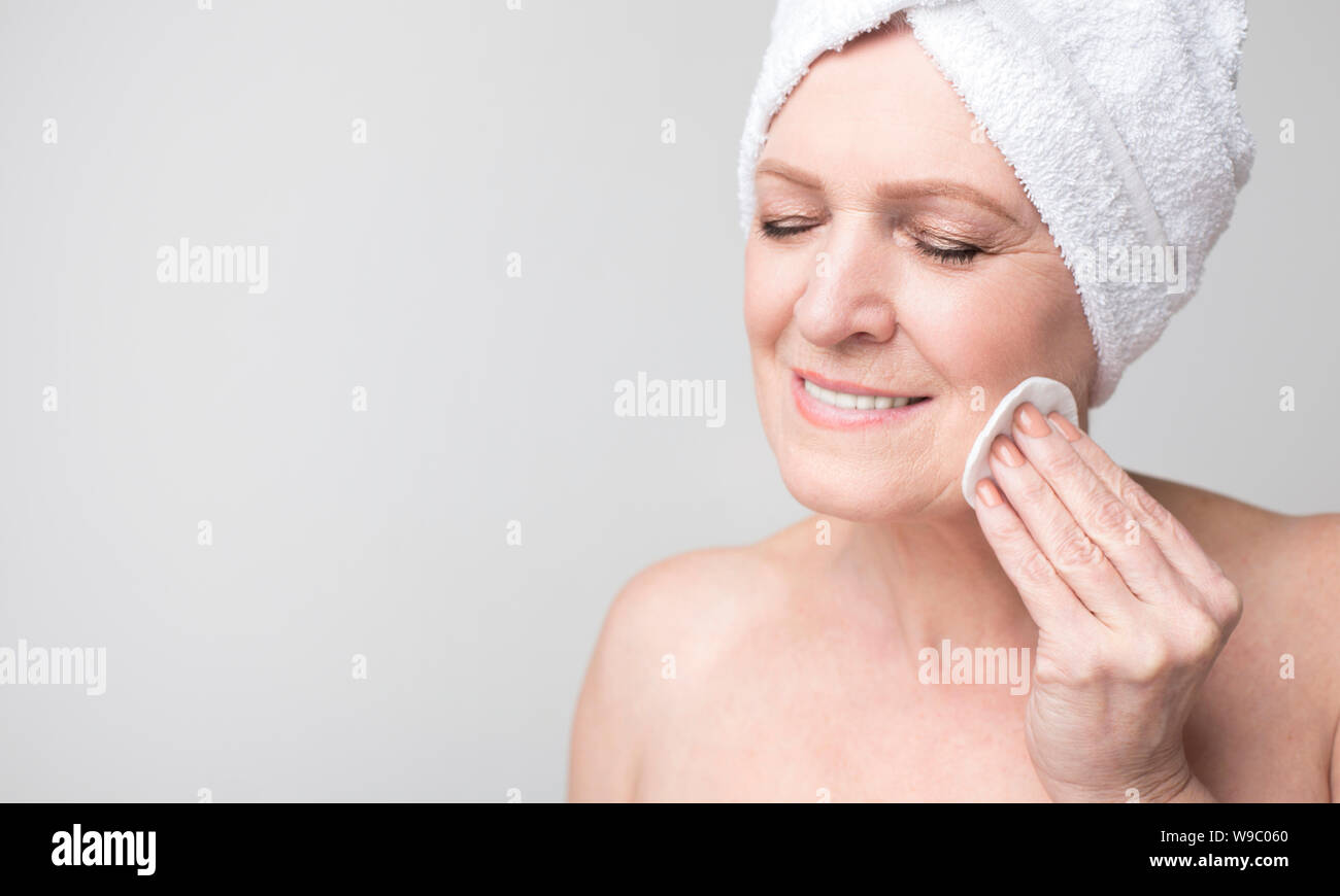 Woman mature face remove hi-res stock photography and images - Alamy