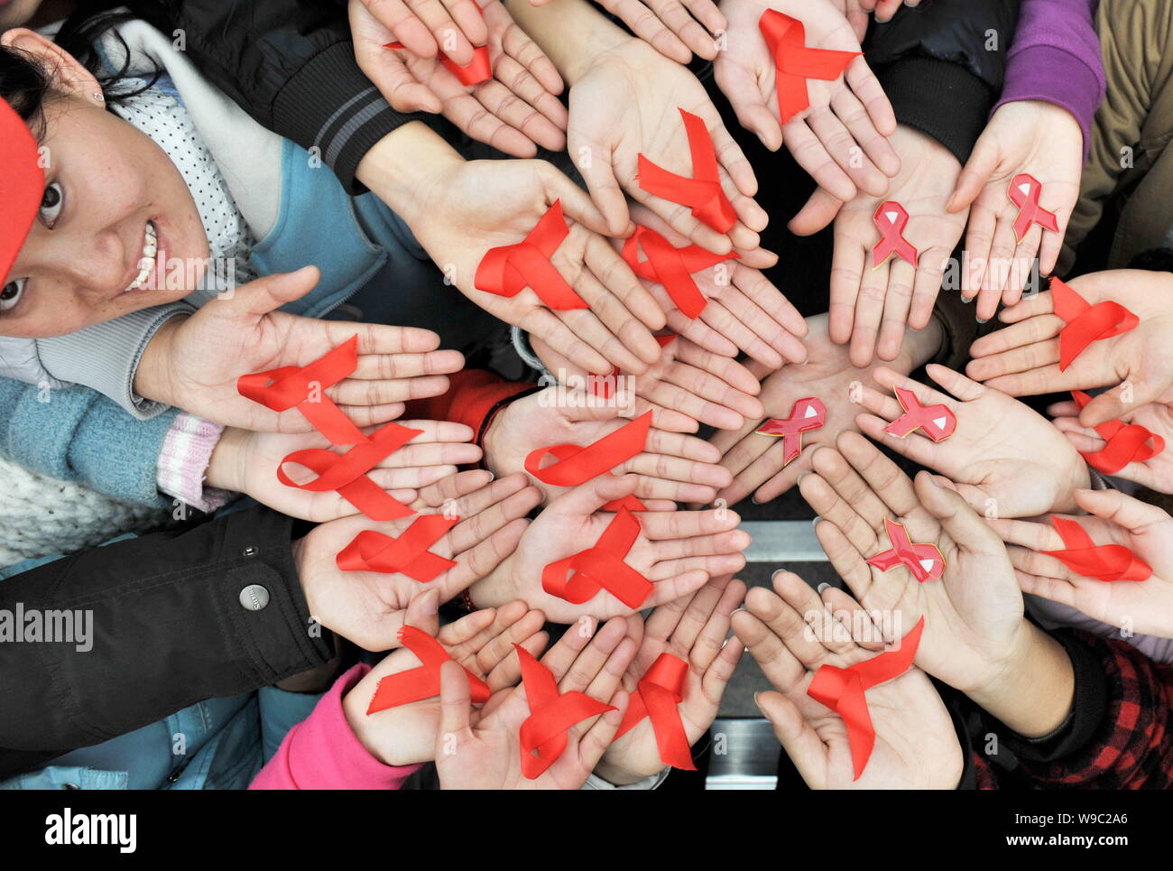 Волонтеры медики. Доброволец волонтер. Акция ко дню борьбы со спидом. Волонтеры в спид центрах. Добровольцем с вич.