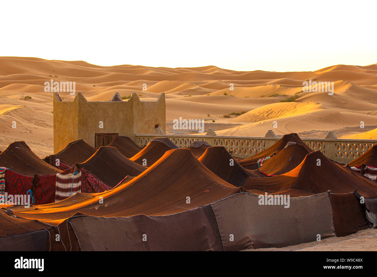 Dorf in der Wüste Marokkos. Beduinenzelte bei Sonnenuntergang in Marokko. Stock Photo