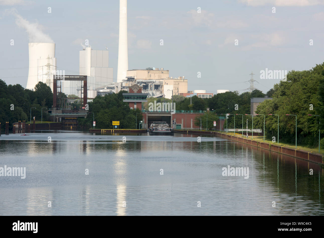 Deutschland, Ruhrgebiet, Wanne-Eickel, Schleuse Herne Crange am Rhein-Herne-Kanal,  im Hintergrund das Steag Kraftwerk in Herne Stock Photo - Alamy