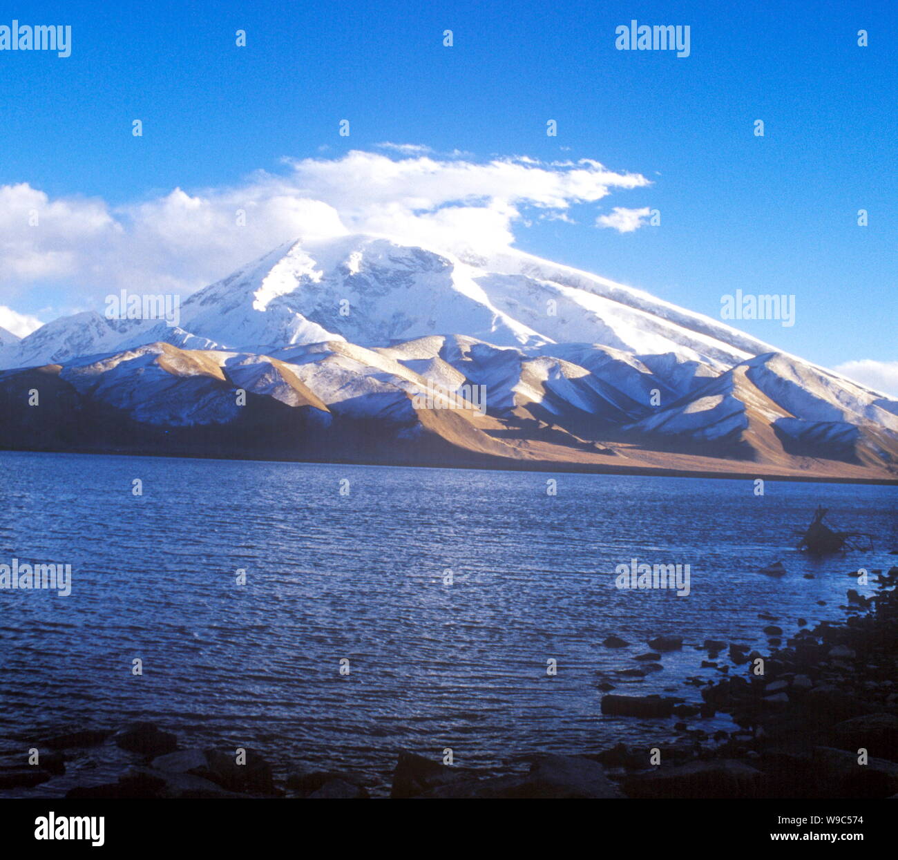 Landscape of Karakul Lake and snow mountains in Tashkurgan Tajik ...