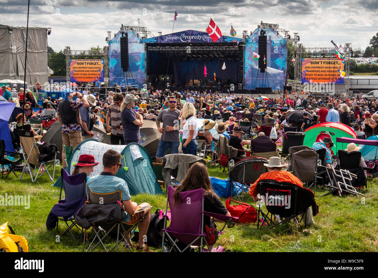 UK, England, Oxfordshire, Cropredy, Fairport’s Cropredy Convention annual music festival crowd and stage Stock Photo